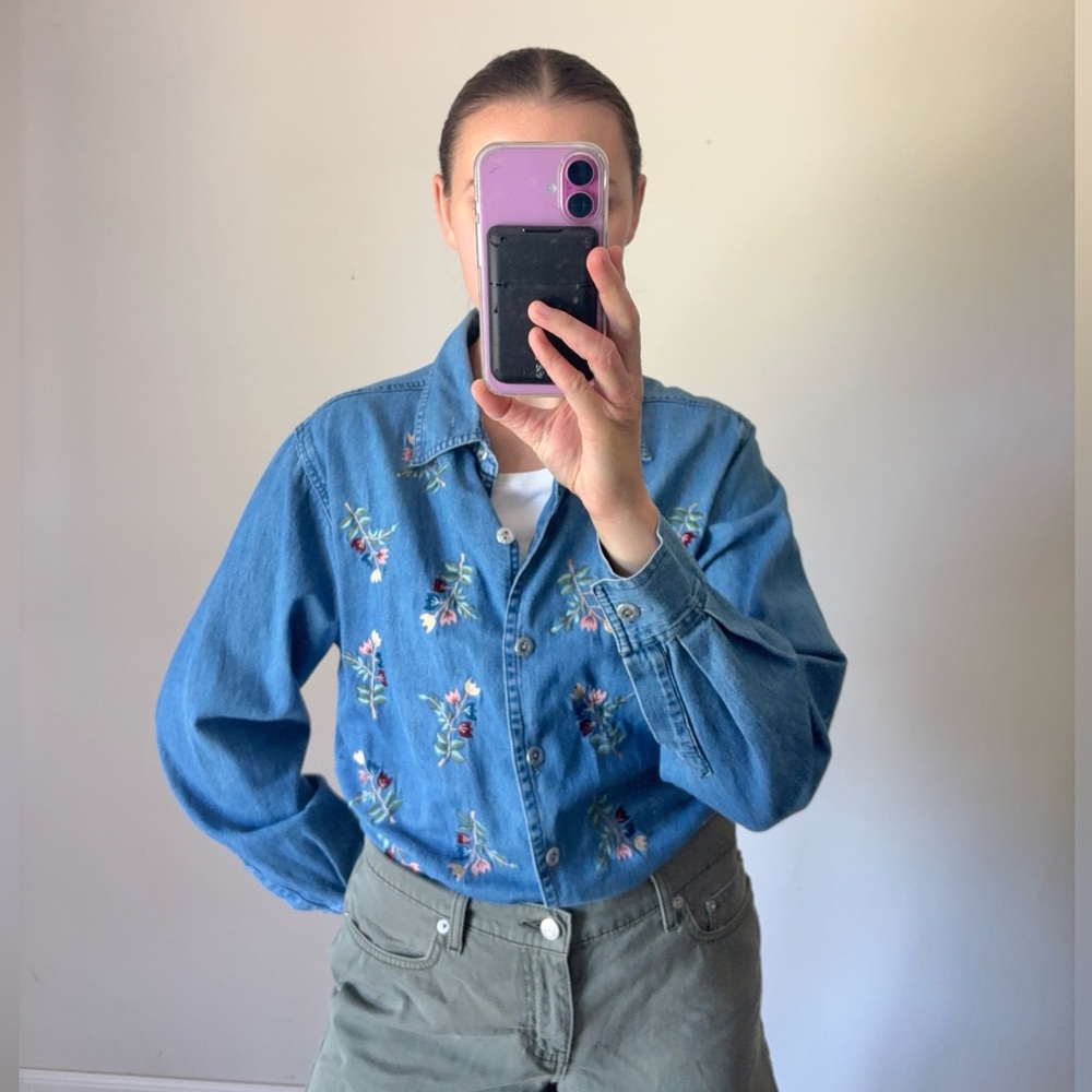 Vintage Denim Button Down Embroidered Floral Shirt Womens Medium 100% Cotton - Picture 2 of 7